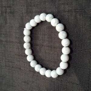 This crystal bracelet is a grayish white jade bracelet.